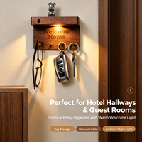 Lampe murale à détecteur de mouvement en bois avec logo personnalisé, porte-clés intégré, lumière LED rechargeable pour entrée, couloir d'hôtel, vente en gros