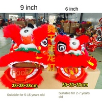 Ensemble de vêtements de performance de danse du lion de 6/9 pouces pour enfants comprenant un pantalon jupe et un accessoire de tête Foshan jouet de lion d'éveil de salle de bal en plastique