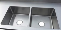 Comptoir de cuisine moderne ignifuge en acier inoxydable 304 intégré, durable et écologique, avec évier, robinet et plateau en granit artificiel