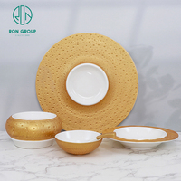 Assiette ronde blanche peu profonde avec bordure dorée Texture mille roches en céramique