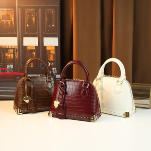 Sac à main Niche en cuir gaufré crocodile couleur unie, style <span class=keywords><strong>luxe</strong></span> léger français pour femme, avec rivets et pendentif cœur - Product Image 1
