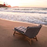 Ensemble de mobilier de jardin design et moderne en rotin et bois, comprenant des chaises à bascule et un canapé, pour usage extérieur, parcs et hôtels
