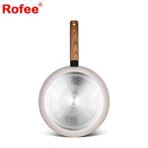 Sartén de aluminio prensado de alta calidad Rofee, mango de madera, nuevo estilo, sartén antiadherente - Product Image 3