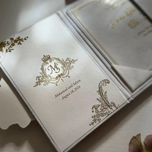 Suites de mariage traditionnelles Invitation de mariage pliante en velours Enveloppe blanche en cristal de luxe personnalisée Carte d'invitations à trois volets - Product Image 2