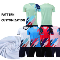 Ensemble de kit de football pour hommes Uniforme de football avec chaussettes Vêtements de sport pour les joueurs de football