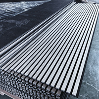 Panneau acoustique Akupanel MDF insonorisant à lattes, stratifié PET, placage bois chêne pour murs et plafonds, idéal pour auditoriums et salles.