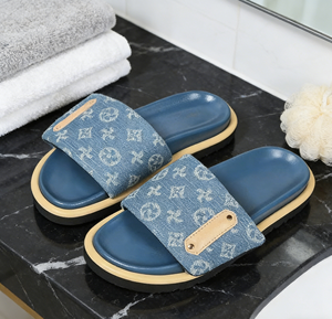 รองเท้าแตะดีไซน์เนอร์สุดหรู พรีเมียม สวมใส่สบาย ไม่ลื่น  สามารถปรับแต่งโลโก้ได้ เหมาะสำหรับใช้ในร่มและกลางแจ้ง - Product Image 1