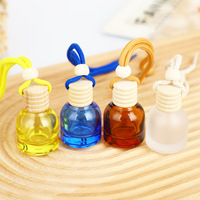 Moins cher prix 10ml suspendu verre voiture diffuseur de parfum bouteille pendentif rond voiture diffuseur bouteille parfum avec fils et bouchons