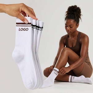 Chaussettes de sport respirantes blanches pour hommes, femmes et adultes – Chaussettes de sport décontractées en tricot pour la gym - Product Image 1