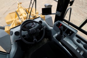 Chargeuse sur pneus multifonction 8 tonnes 680D, force de traction de 224 kN avec accessoires pour la manutention et le <span class=keywords><strong>transport</strong></span> à grande échelle - Product Image 6