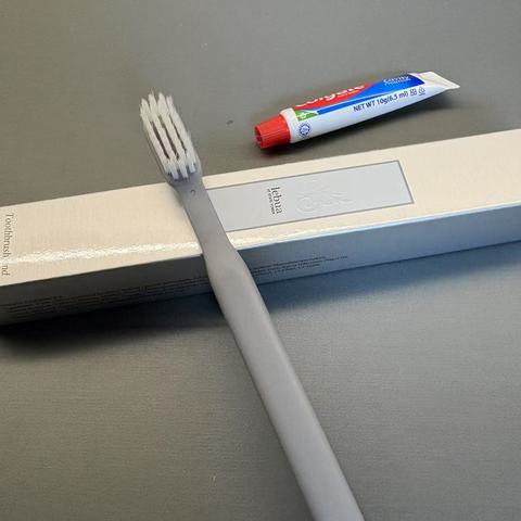 Customised Logo Disposable Hotel Scrub Smooth Toothbrush Toothpaste Set Environmentally Friendly Oral Care Sustainable Plastic