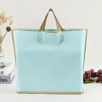 Sac de shopping pour vêtements, sac d'emballage en polyéthylène souple avec poignée en boucle, impression de logo, sac en plastique de haute qualité à fond carré, personnalisé