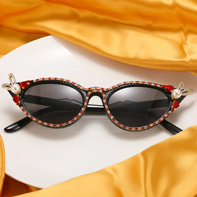 Eine Sonnenbrille Trend Persönlichkeit Damen Sonnenschutz Spiegel Licht Luxus Strass Rahmen Design Stilvolle Vorderseite Vielseitig