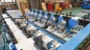 Machine portative de fabrication de tôle de toiture de couvreurs en métal à verrouillage par joint debout d'usine HENER pour les États-Unis - Product Image 6