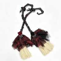 Balai de sorcière en gros avec poignée courbée en tulle, motif rose, main de squelette et toile d'araignée, accessoire de cosplay d'Halloween et décoration de scène de fête