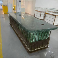 Comptoir de réception en quartzite vert émeraude, bar en métal orné, comptoir commercial de luxe, table de présentation pour bijouterie