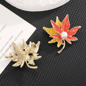 Broche de Hoja de Arce de Moda, Aleación de Zinc con Incrustaciones de Perlas, Joyería para Mujer, Pin Decorativo con Forma de Planta en Color Naranja y Azul - Product Image 2