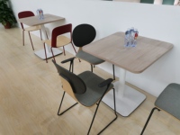 Nouvelle table à manger carrée contemporaine en métal et bois - Meubles pour la maison, pour appartement
