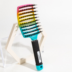 Cepillo de pelo con diseño ventilado para dar volumen y masajear el cabello largo y rizado, forma rectangular, cerdas de nailon. - Product Image 1