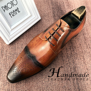 Chaussures habillées en cuir véritable faites à la main pour hommes, style britannique, à bout pointu, à lacets, avec motif brodé - Product Image 1