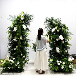 ซุ้มดอกไม้ประดิษฐ์สีเขียวสำหรับงานแต่งงาน ตกแต่งด้วยงานแฮนด์เมดแบบเรียบหรู พร้อมการจัดดอกไม้กุหลาบขาวและดอกไม้รูปแตร - Product Image 1