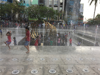 Fuente de Agua Danzante para Exteriores de Acero Inoxidable con Diseño de Dibujo y Luces de Colores
