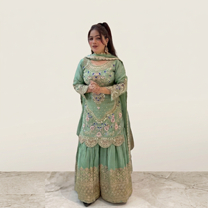 Ensemble de robe traditionnelle indienne pakistanaise verte brodée pour femmes avec des détails dorés, coupe ample, longueur au sol, tenue de soirée - Product Image 1