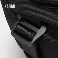 Sac bandoulière homme résistant à l'eau avec logo personnalisé, sangle inférieure, design léger, sac messager pour le quotidien, les voyages et les activités de plein air