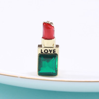 Venta al por mayor de joyería de moda personalizada Fondo Verde en forma de lápiz labial broches de cristal amor carta Rosa broche para señora camisa