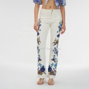 Jeans de Mujer de Tiro Bajo, Lavado Medio, con Bordado Floral y Pierna Recta, Fabricados por OEM - Product Image 1