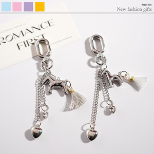 Porte-clés couronne argentée et <span class=keywords><strong>chaussure</strong></span> à talons hauts le plus vendu - Accessoire élégant à franges pour sacs et colliers - Product Image 3