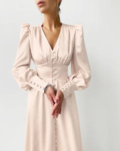 <span class=keywords><strong>Robe</strong></span> <span class=keywords><strong>longue</strong></span> de luxe printemps-été en satin lisse <span class=keywords><strong>et</strong></span> brillant, <span class=keywords><strong>fluide</strong></span> <span class=keywords><strong>et</strong></span> drapé, taille ajustée, col en V, manches bouffantes évasées, boutonnée sur le devant - Product Image 3