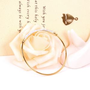 กำไลข้อมือดีไซน์ลูกศรแฟชั่นเหนือกาลเวลา แบรนด์ดัง ขัดเงาสีทอง สแตนเลสสตีล เครื่องประดับงานแต่งงานสำหรับผู้หญิง - Product Image 3