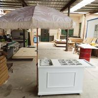 Chariot de présentation de bonbons personnalisé NIKA avec logo, en PVC et bois blanc, pour glaces et desserts, avec roulettes, pour mariages, fêtes et événements.
