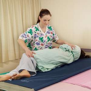 Planche élévatrice de transfert de patient EZ-100 EZ-GO-Conception étanche pour personnes âgées et handicapées Pliable (180cm X 56cm déplié) - Product Image 3