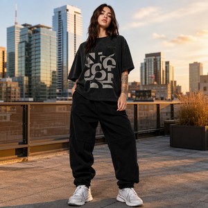 T-<span class=keywords><strong>shirt</strong></span> <span class=keywords><strong>Femme</strong></span> en Coton Teint Pigmentaire 260 GSM, Motif Typographique Abstrait, Coupe Oversize Boxy, Style Urbain <span class=keywords><strong>Chic</strong></span> de Toronto, Logo Personnalisé, Vente en Gros - Product Image 4
