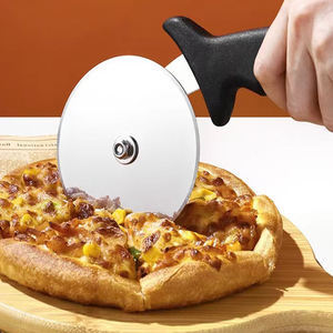 قطاعة عجلة بيتزا مخصصة من الفولاذ المقاوم للصدأ بمقبض أسود من PP قطاعة بيتزا بلاستيكية مستديرة خادم قاطع عجلة - Product Image 4