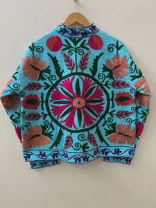 Chaqueta Azul Bohemia de Terciopelo con Bordado Suzani, Chaqueta Corta Japonesa de Primavera, Hecha a Mano, Regalo para Ella, Talla Única, Boutique India - Product Image 4