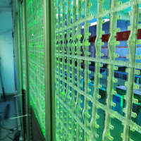 Écran LED transparent à haute luminosité Fenêtre en verre transparent LED Mur vidéo transparent Panneau flexible Écran LED.