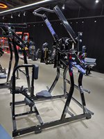 Appareil de musculation Iso-Latéral à poulie supérieure à charge par disques pour l'exercice des poulies avant et arrière, idéal pour la musculation des bras, du torse et du dos