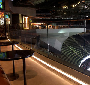 Sistema di ringhiera <span class=keywords><strong>in</strong></span> <span class=keywords><strong>vetro</strong></span> a canale U <span class=keywords><strong>in</strong></span> alluminio integrato a LED per scale eleganti, Veranda e spazi esterni - Product Image 6