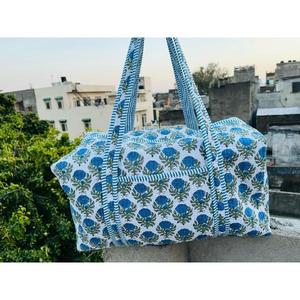 Cubrecama de algodón suave al tacto con estampado inspirado en la herencia y líneas de costura fluidas que crean una atmósfera de colcha. - Product Image 5