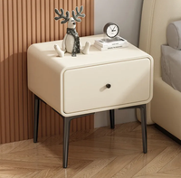 Table de chevet moderne italienne de luxe en bois massif avec cadre en cuir PU, chargeur sans fil intelligent, deux tiroirs, pieds en métal pour chambre à coucher