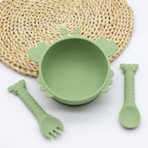 Ensemble de vaisselle pour bébé en silicone de qualité alimentaire OEM ODM, comprenant un bol en forme de crabe, une cuillère et une fourchette, des tapis et des sous-plats - Product Image 5