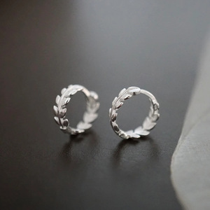 Orecchini a Foglia per Donne, Design Minimalista Ispirato alla Natura, Gioielli Versatili per Ufficio e Uso Quotidiano - Product Image 5