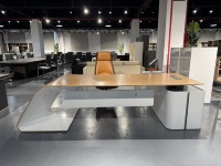 Bureau de direction moderne en bois en forme de L de luxe avec prise USB pour espace de travail de manager et salon professionnel