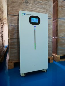 แบตเตอรี่แบบแยกส่วน 51.2V ความจุ 15kWh/16kWh มาตรฐาน CAN IP65 สามารถวางซ้อนกันได้ สำหรับระบบกักเก็บพลังงานลิเธียมแบบไฮบริดสำหรับบ้าน ใช้กับโซลาร์เซลล์และระบบกริด - Product Image 2