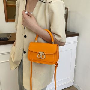 Bolso Bandolera Cuadrado Pequeño de PU, Ajustable con Botones, Ligero, Simple, Versátil, de Diseño, de Lujo, para Uso Diario, para Mujer - Product Image 4