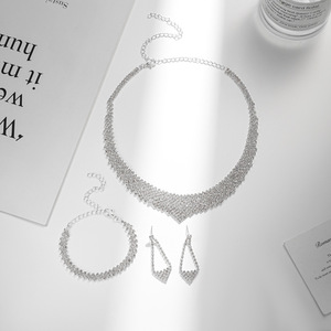 Parure Collier, Boucles <span class=keywords><strong>d</strong></span>'Oreilles et Bracelet Ultra-Brillante pour Femme, en Cristal et Strass Incrustés de Diamants, Plaqué Or, Forme en U, pour la Clavicule - Product Image 4
