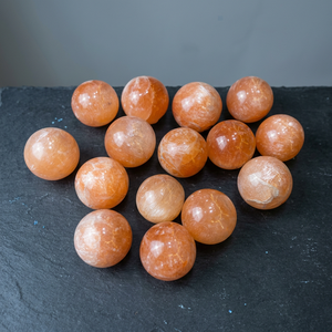 ลูกบอลคริสตัลเซเลไนต์สีส้มธรรมชาติ ขัดเงา สำหรับตกแต่งบ้าน ขนาด 50-55 มม. ยี่ห้อ Rais Agate ผลิตจากกัจราฏ์ - Product Image 2